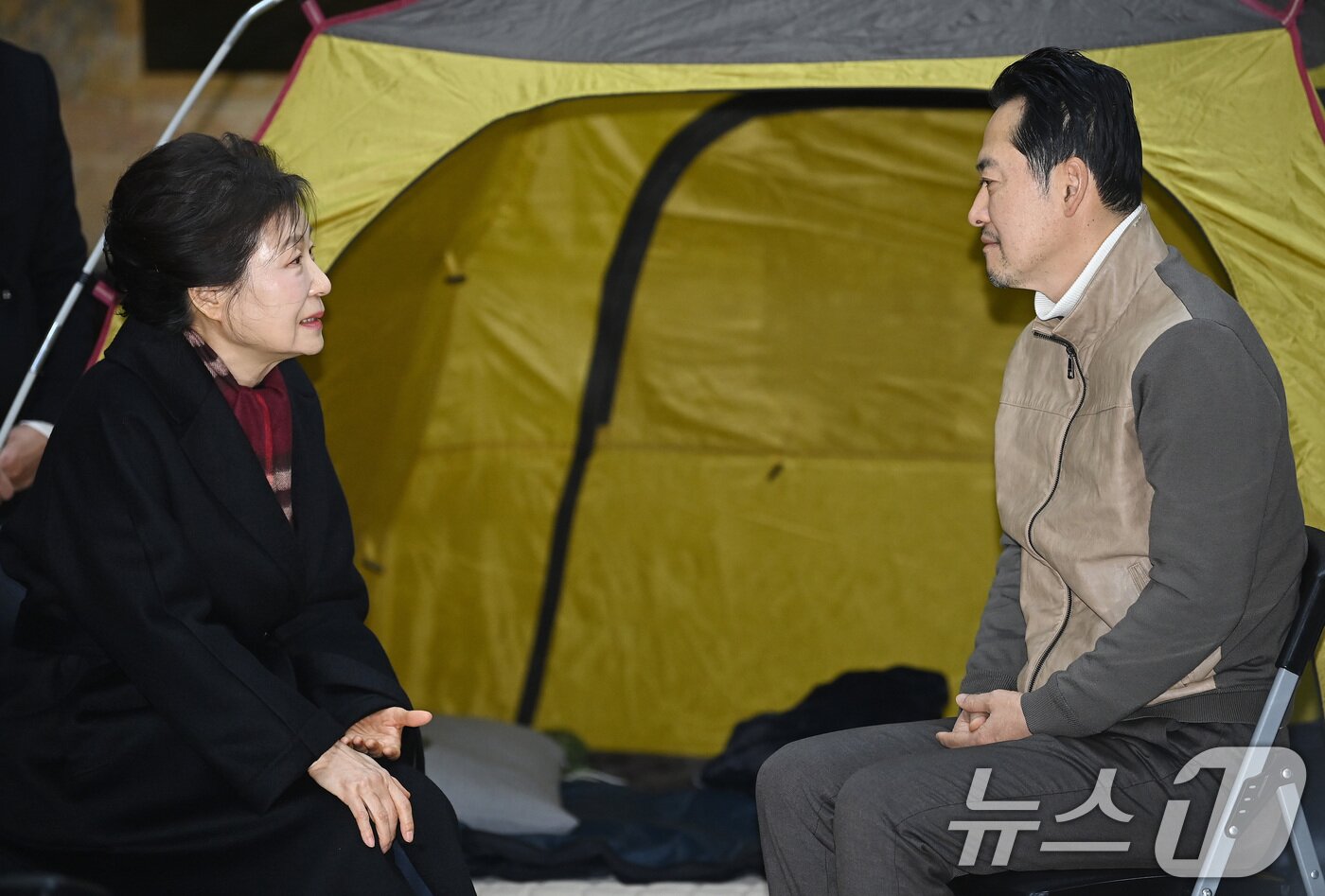 본문 이미지 - 박근혜 전 대통령이 22일 서울 여의도 국회 로텐더홀에서 쌍특검(통일교·민주당 공천 뇌물 특검)을 요구하며 8일째 단식 중인 장동혁 국민의힘 대표를 만나 대화하고 있다. (공동취재) 2026.1.22/뉴스1 ⓒ News1 신웅수 기자