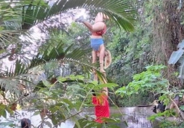 엉덩이 드러난  옷 입고 남자와 동반 요가…"헬스장 아냐" 태국 사원 경고