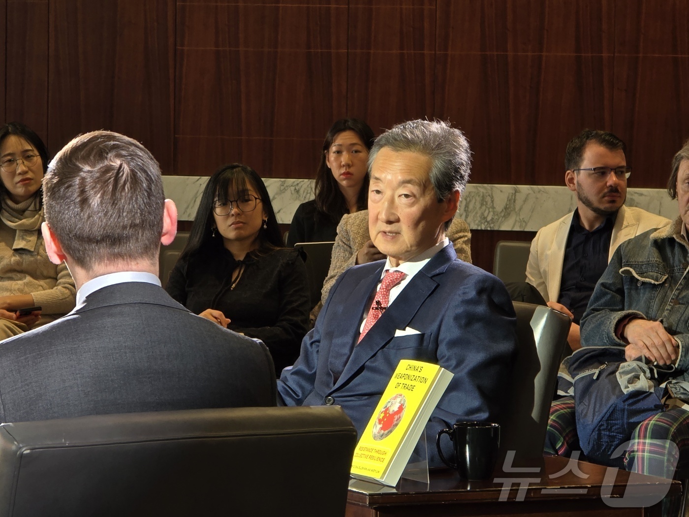 (워싱턴=뉴스1) 류정민 특파원 = '중국의 무역 무기화'를 출간한 빅터 차 전략국제문제연구소(CSIS) 한국석좌가 21일(현지시간) 미국 워싱턴DC에서 출판기념회를 갖고 있다. …