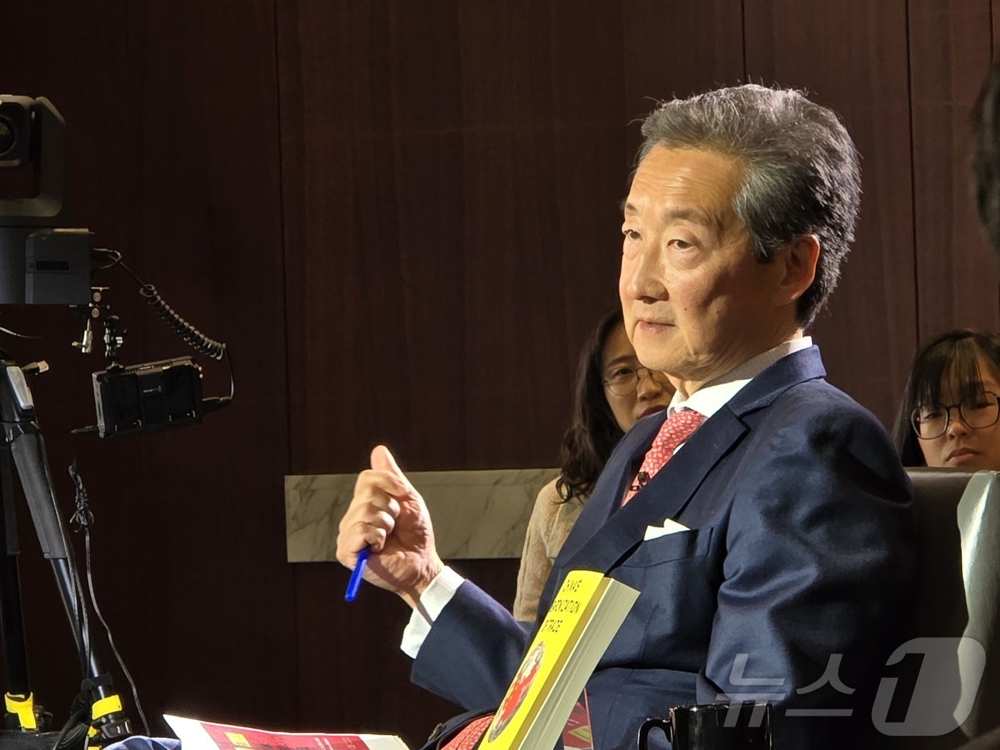 (워싱턴=뉴스1) 류정민 특파원 = '중국의 무역 무기화'를 출간한 빅터 차 전략국제문제연구소(CSIS) 한국석좌가 21일(현지시간) 미국 워싱턴DC에서 출판기념회를 갖고 있다. …