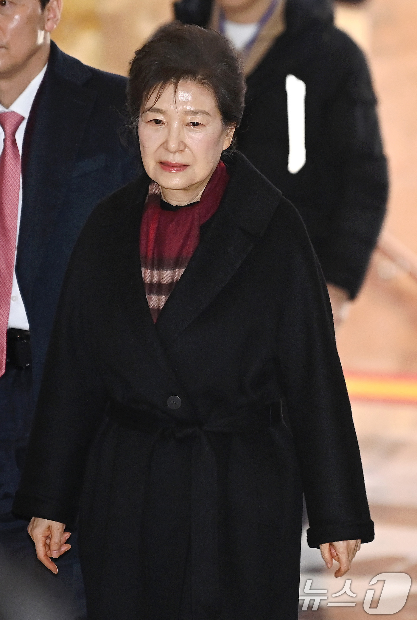 (서울=뉴스1) 신웅수 기자 = 박근혜 전 대통령이 22일 서울 여의도 국회 로텐더홀에서 쌍특검(통일교·민주당 공천 뇌물 특검)을 요구하며 8일째 단식 중인 장동혁 국민의힘 대표를 …