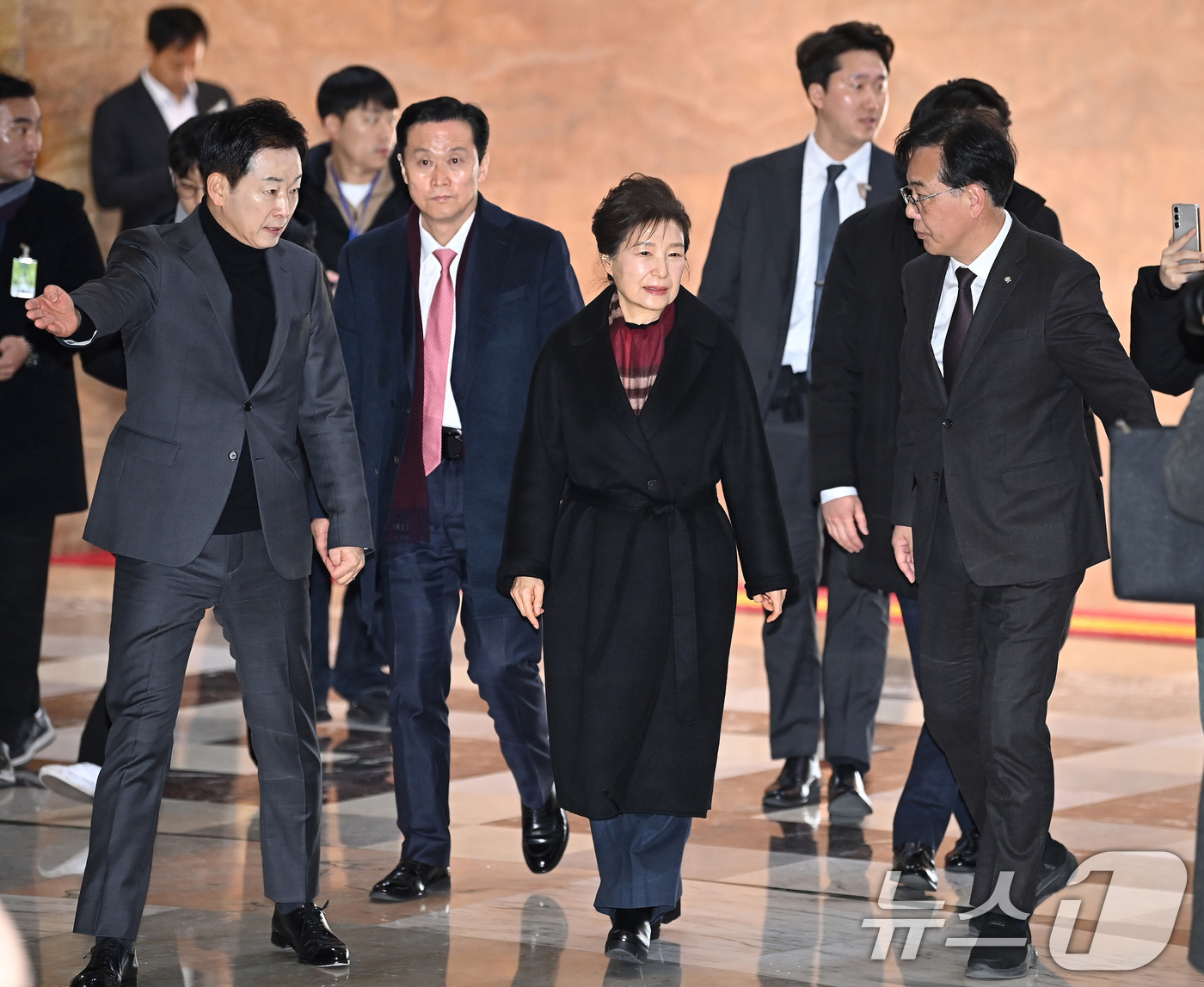 (서울=뉴스1) 신웅수 기자 = 박근혜 전 대통령이 22일 서울 여의도 국회 로텐더홀에서 쌍특검(통일교·민주당 공천 뇌물 특검)을 요구하며 8일째 단식 중인 장동혁 국민의힘 대표를 …