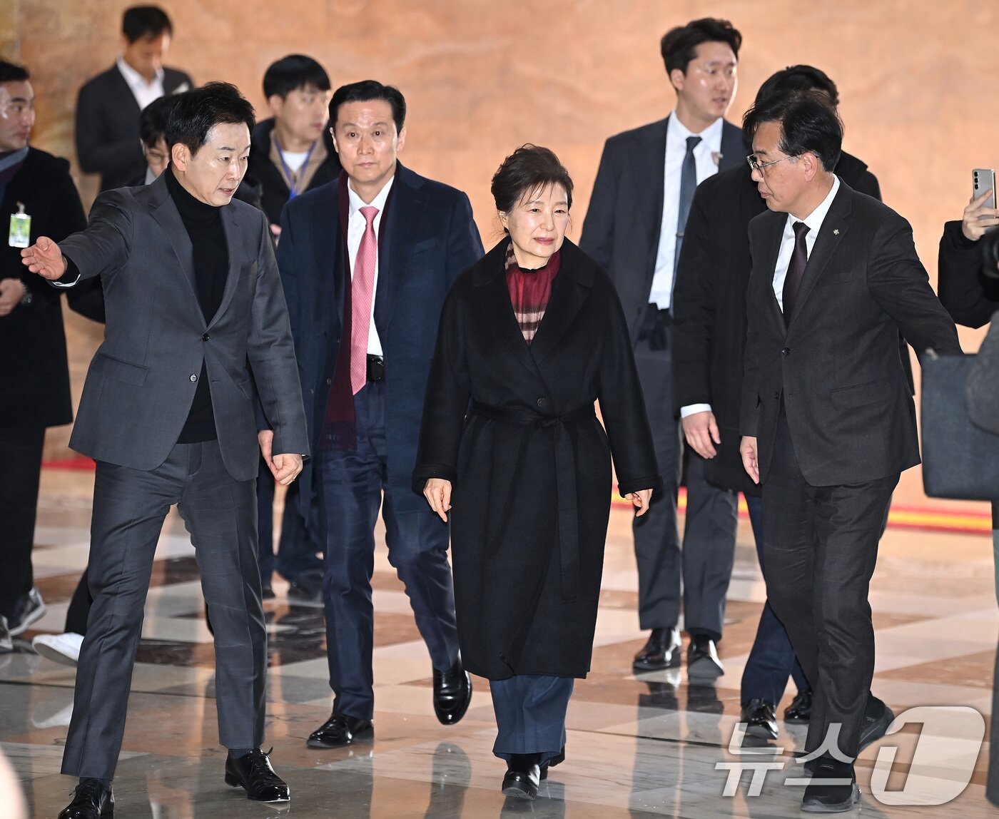 본문 이미지 - 박근혜 전 대통령이 22일 서울 여의도 국회 로텐더홀에서 쌍특검(통일교·민주당 공천 뇌물 특검)을 요구하며 8일째 단식 중인 장동혁 국민의힘 대표를 방문하고 있다. (공동취재) 2026.1.22 ⓒ 뉴스1 신웅수 기자