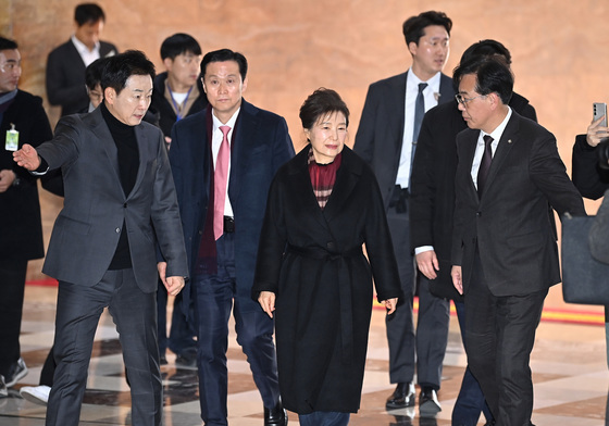 장동혁 농성장 향하는 박근혜