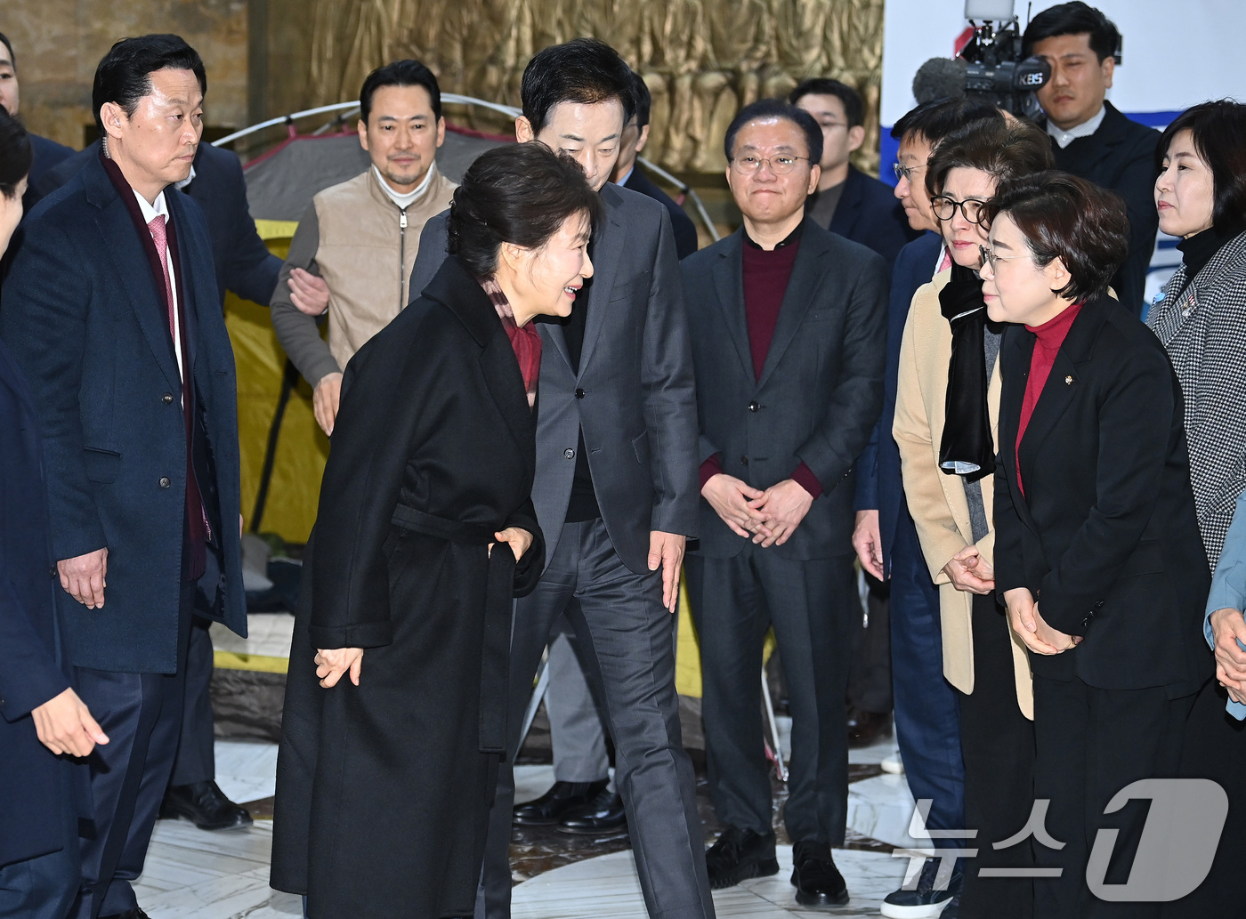 (서울=뉴스1) 신웅수 기자 = 박근혜 전 대통령이 22일 서울 여의도 국회 로텐더홀에서 쌍특검(통일교·민주당 공천 뇌물 특검)을 요구하며 8일째 단식 중인 장동혁 국민의힘 대표를 …