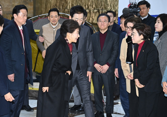 인사나누는 박근혜 전 대통령