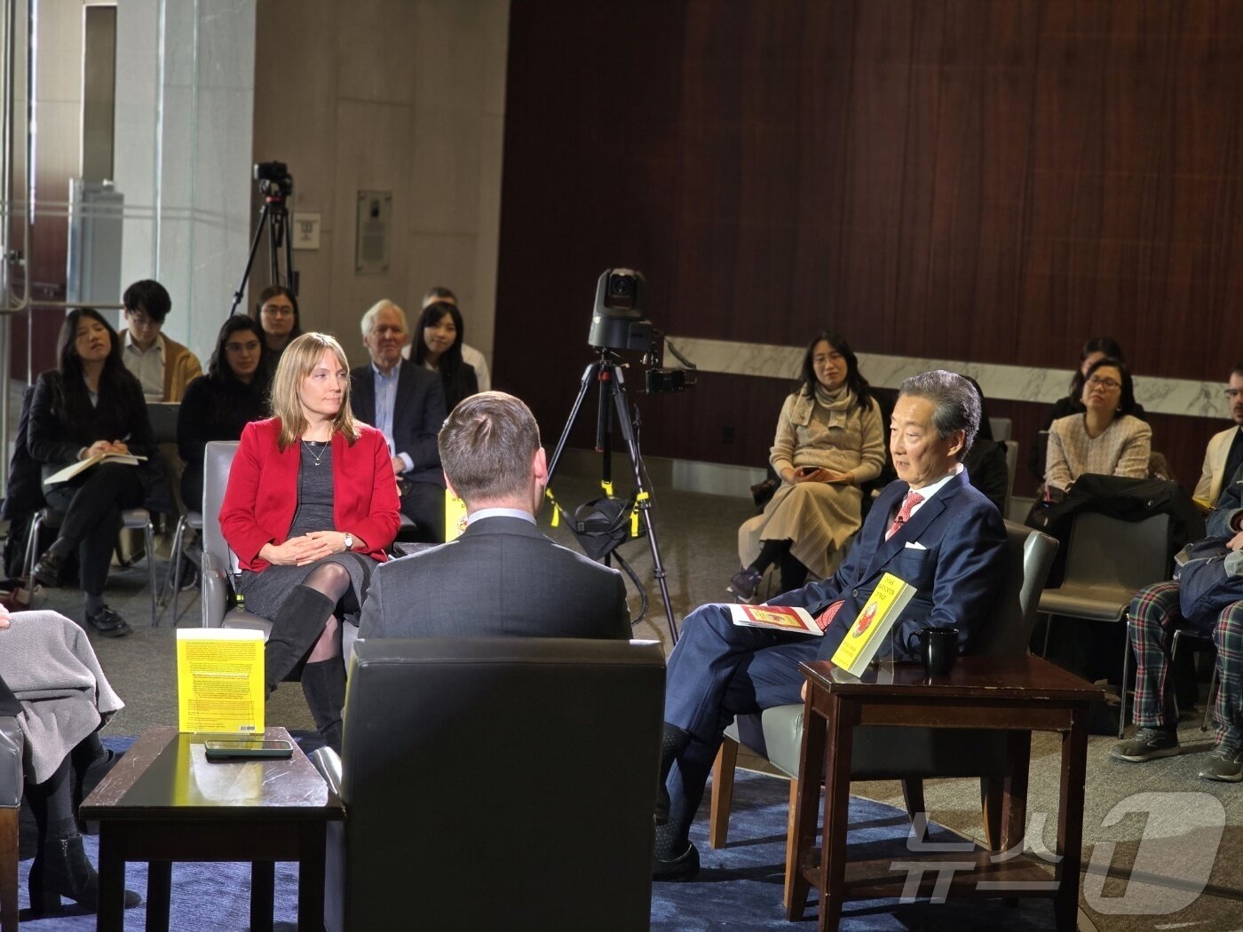 본문 이미지 - '중국의 무역 무기화:집단적 회복력을 통한 저항'을 출간한 빅터차 전략국제문제연구소(CSIS) 한국석좌가 21일(현지시간) 미국 워싱턴DC에서 출판기념회를 갖고 있다. 2026.01.21 ⓒ News1 류정민 특파원