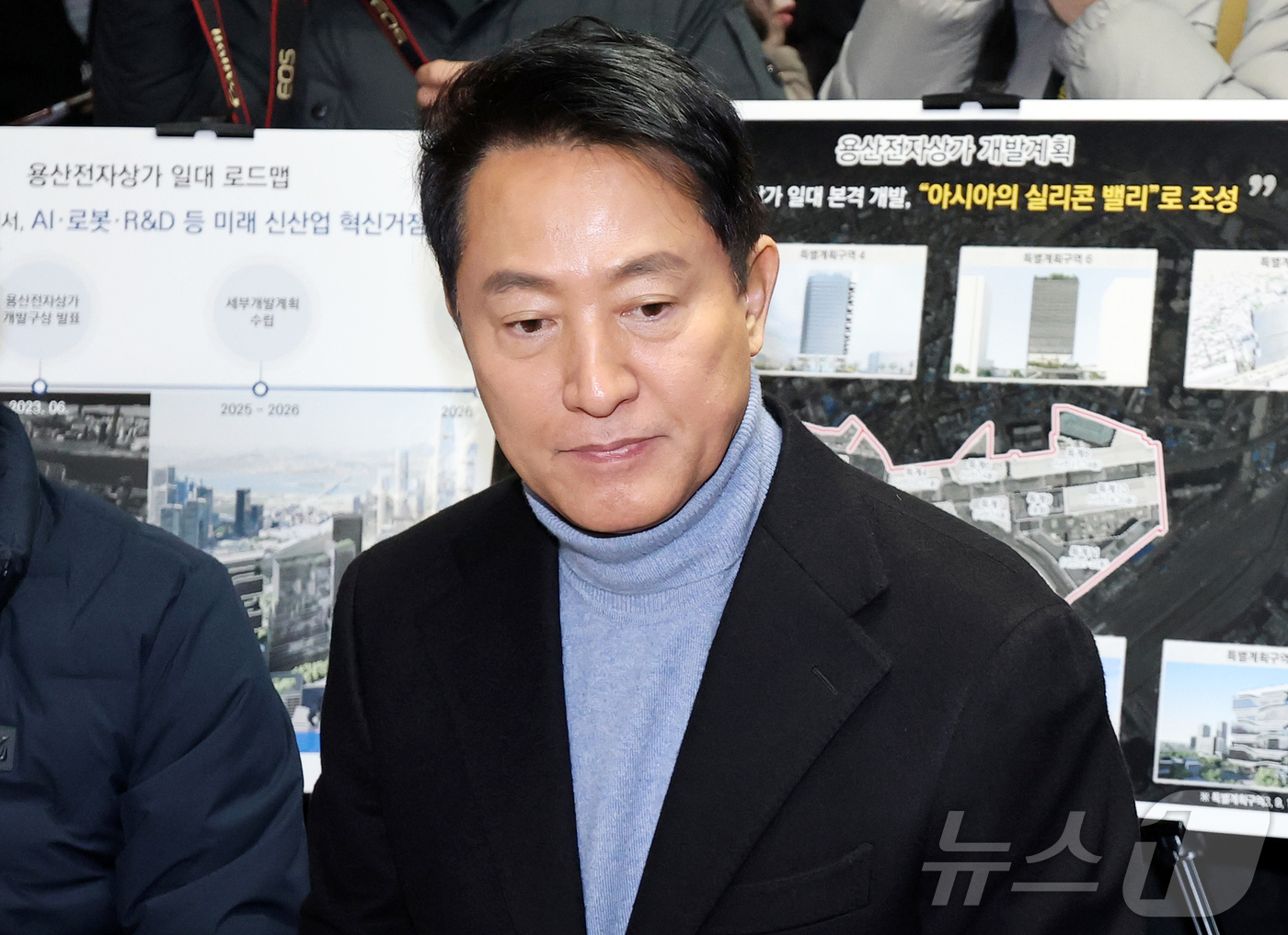 (서울=뉴스1) 김진환 기자 = 오세훈 서울시장이 22일 오전 서울 용산구 용산전자상가 인근 선인상가를 방문해 상가 소유자, 상인 및 지역주민 등과의 간담회를 갖고 있다. 2026 …