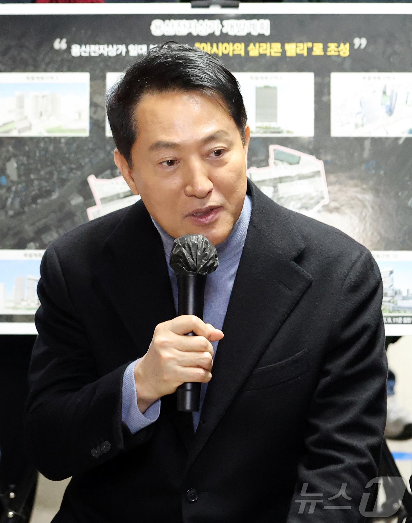 (서울=뉴스1) 김진환 기자 = 오세훈 서울시장이 22일 오전 서울 용산구 용산전자상가 인근 선인상가를 방문해 상가 소유자, 상인 및 지역주민 등과의 간담회를 갖고 있다. 2026 …