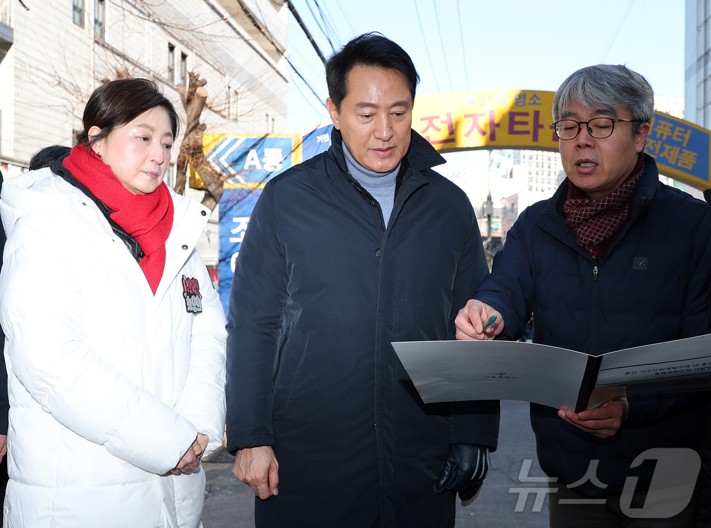 (서울=뉴스1) 김진환 기자 = 오세훈 서울시장이 22일 서울 용산구 용산전자상가 인근 특별계획구역 개발 사업대상지 현장을 점검하고 있다. 2026.1.22/뉴스1