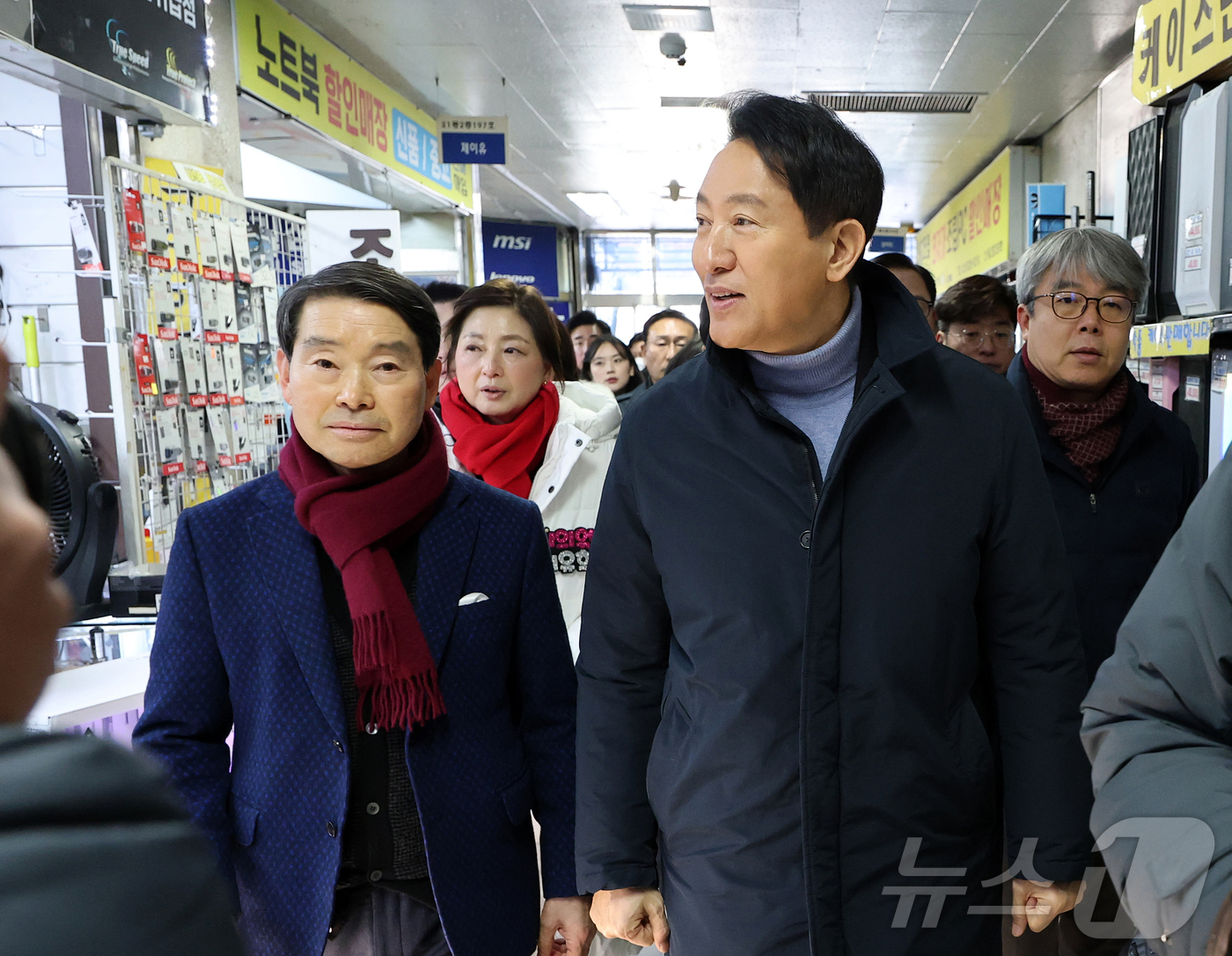 (서울=뉴스1) 김진환 기자 = 오세훈 서울시장이 22일 서울 용산구 용산전자상가 인근 특별계획구역에 속한 선인상가를 찾아 둘러보고 있다. 2026.1.22/뉴스1