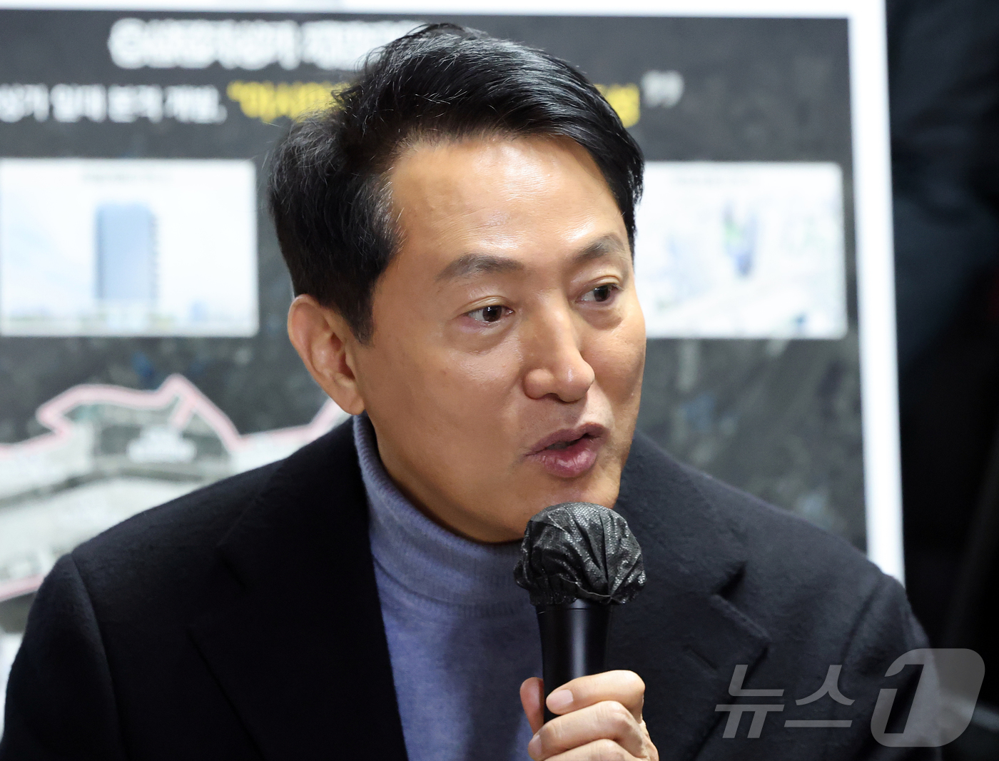 (서울=뉴스1) 김진환 기자 = 오세훈 서울시장이 22일 오전 서울 용산구 용산전자상가 인근 선인상가를 방문해 상가 소유자, 상인 및 지역주민 등과의 간담회를 갖고 있다. 2026 …