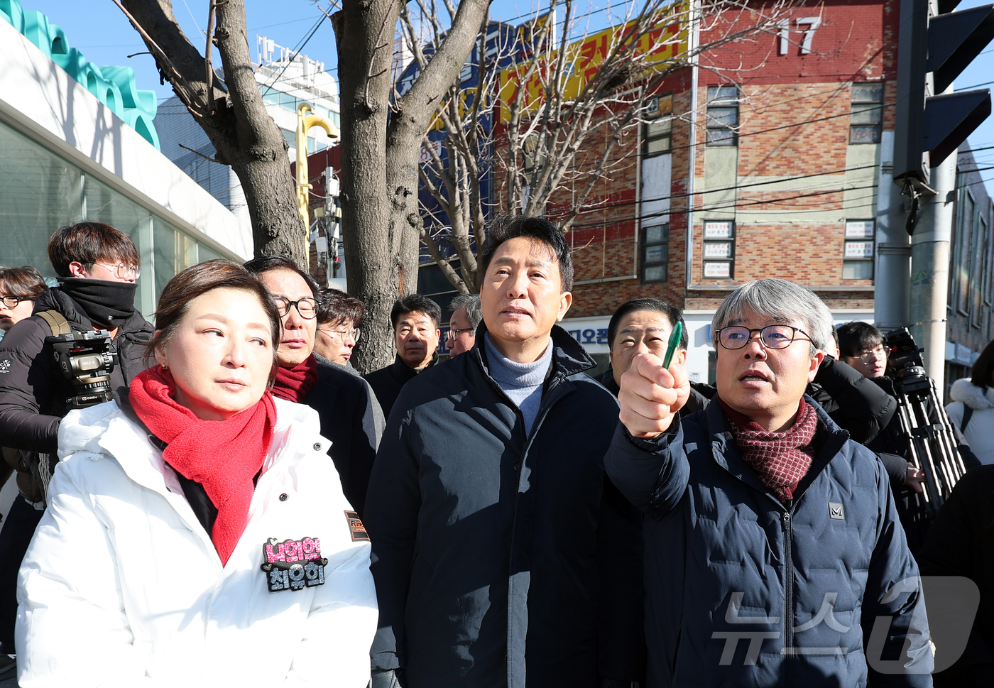 (서울=뉴스1) 김진환 기자 = 오세훈 서울시장이 22일 서울 용산구 용산전자상가 인근 특별계획구역 개발 사업대상지 현장을 점검하고 있다. 2026.1.22/뉴스1