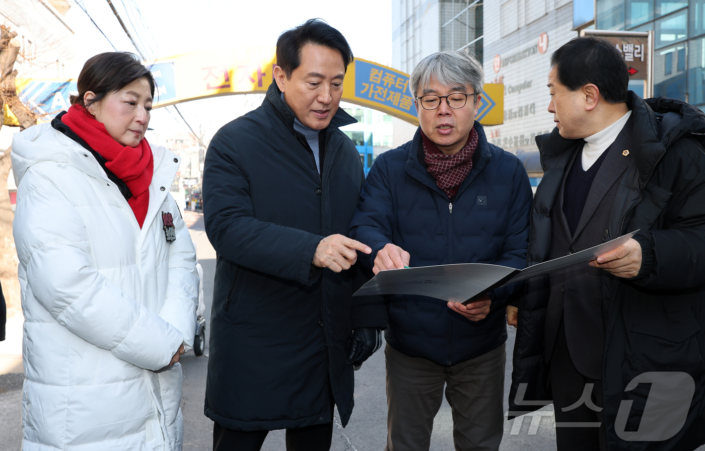 (서울=뉴스1) 김진환 기자 = 오세훈 서울시장이 22일 서울 용산구 용산전자상가 인근 특별계획구역 개발 사업대상지 현장을 점검하고 있다. 2026.1.22/뉴스1
