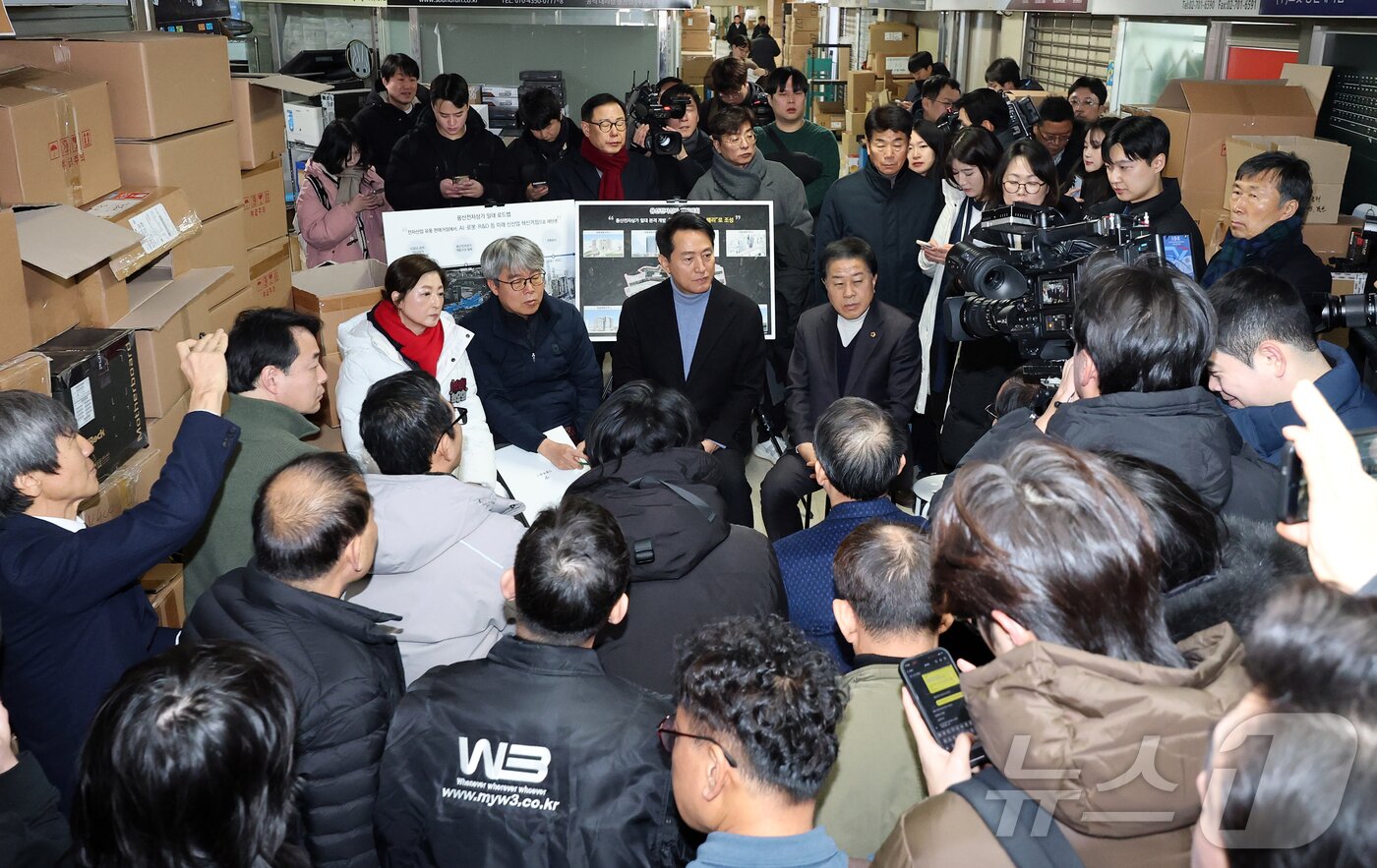 본문 이미지 - 오세훈 서울시장이 22일 오전 서울 용산구 용산전자상가 인근 선인상가를 방문해 상가 소유자, 상인 및 지역주민 등과의 간담회를 갖고 있다. 2026.1.22/뉴스1 ⓒ News1 김진환 기자