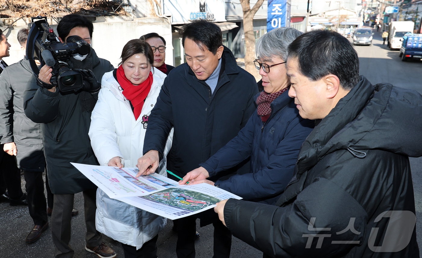 (서울=뉴스1) 김진환 기자 = 오세훈 서울시장이 22일 서울 용산구 용산전자상가 인근 특별계획구역 개발 사업대상지 현장을 점검하고 있다. 2026.1.22/뉴스1