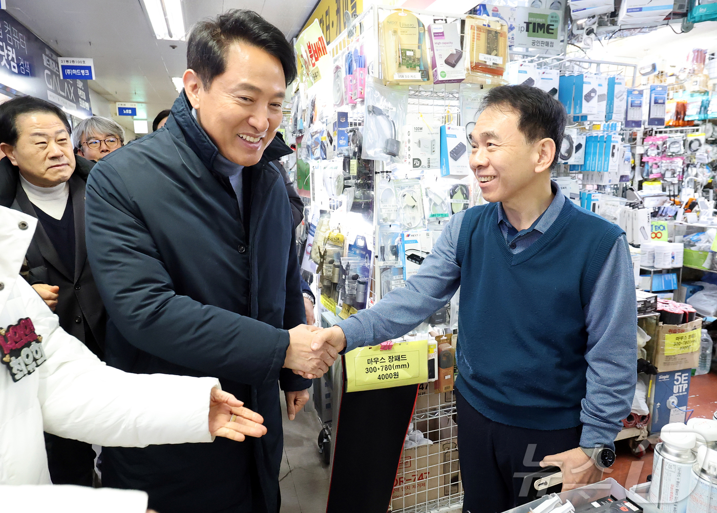 (서울=뉴스1) 김진환 기자 = 오세훈 서울시장이 22일 서울 용산구 용산전자상가 인근 특별계획구역에 속한 선인상가를 찾아 상인과 인사를 나누고 있다. 2026.1.22/뉴스1