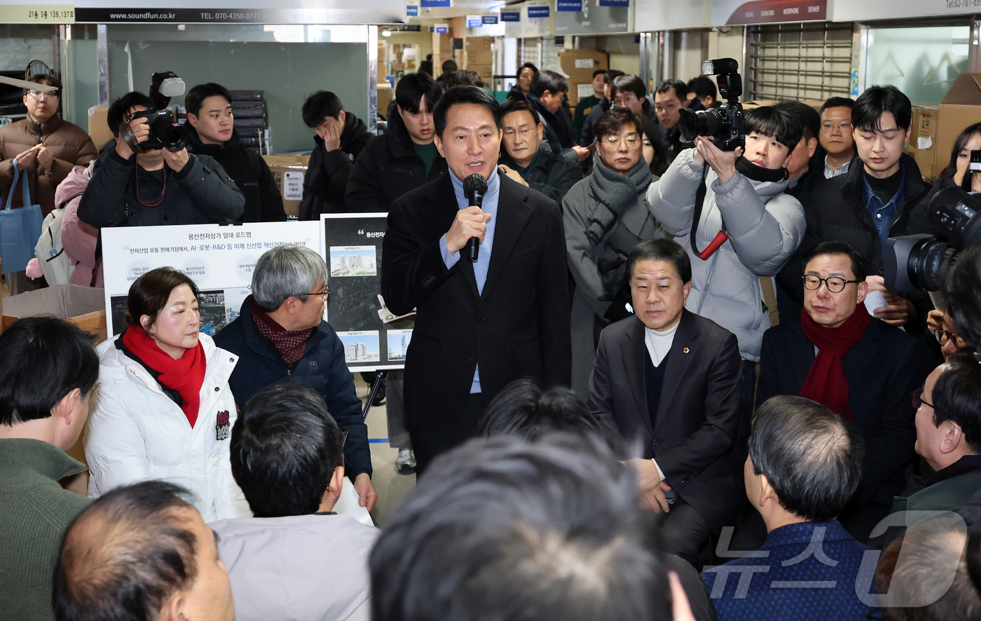 (서울=뉴스1) 김진환 기자 = 오세훈 서울시장이 22일 오전 서울 용산구 용산전자상가 인근 선인상가를 방문해 상가 소유자, 상인 및 지역주민 등과의 간담회에서 발언하고 있다. 2 …