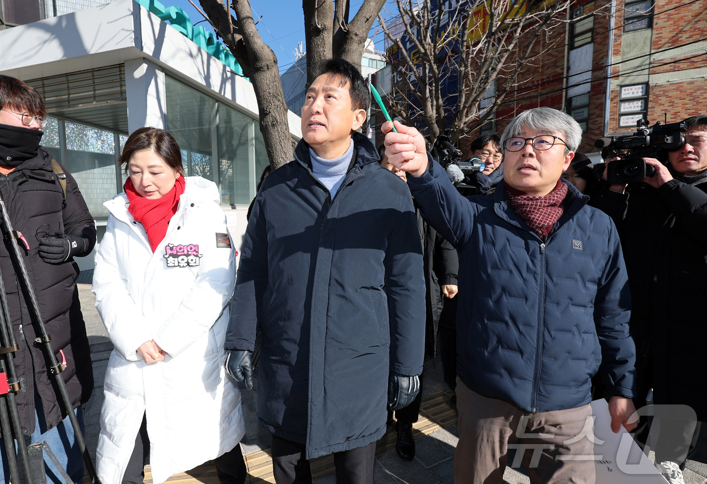 (서울=뉴스1) 김진환 기자 = 오세훈 서울시장이 22일 서울 용산구 용산전자상가 인근 특별계획구역 개발 사업대상지 현장을 점검하고 있다. 2026.1.22/뉴스1