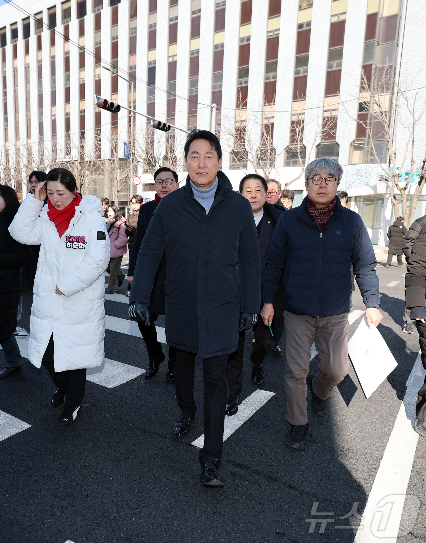 (서울=뉴스1) 김진환 기자 = 오세훈 서울시장이 22일 서울 용산구 용산전자상가 인근 특별계획구역 개발 사업대상지 현장을 점검하고 있다. 2026.1.22/뉴스1