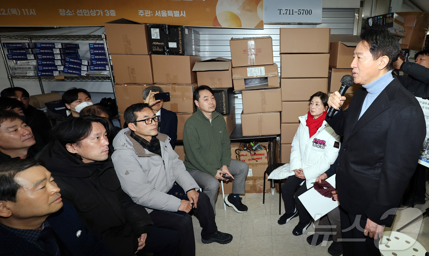 (서울=뉴스1) 김진환 기자 = 오세훈 서울시장이 22일 오전 서울 용산구 용산전자상가 인근 선인상가를 방문해 상가 소유자, 상인 및 지역주민 등과의 간담회에서 발언하고 있다. 2 …