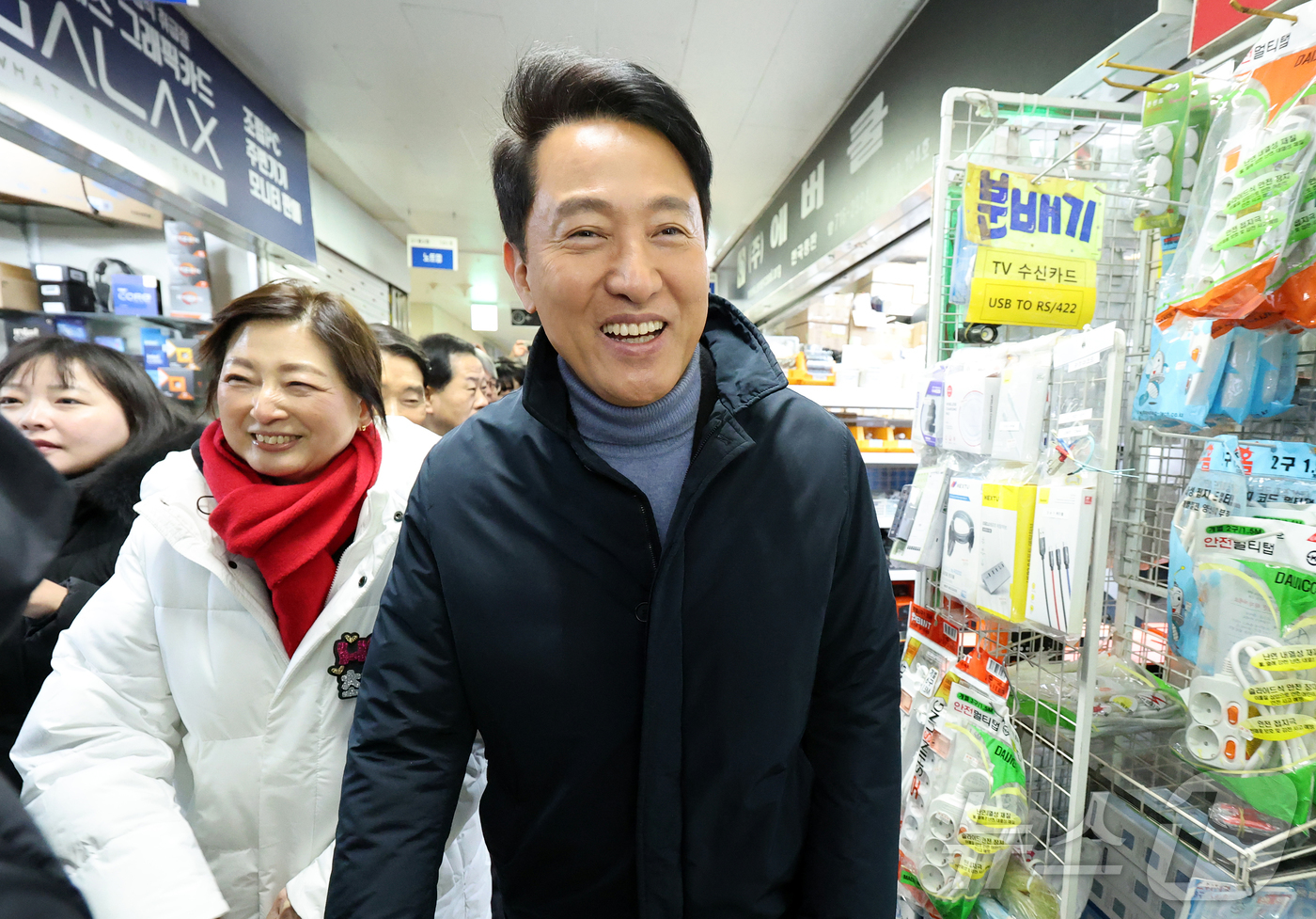 (서울=뉴스1) 김진환 기자 = 오세훈 서울시장이 22일 오전 서울 용산구 선인상가를 둘러보고 있다. 2026.1.22/뉴스1