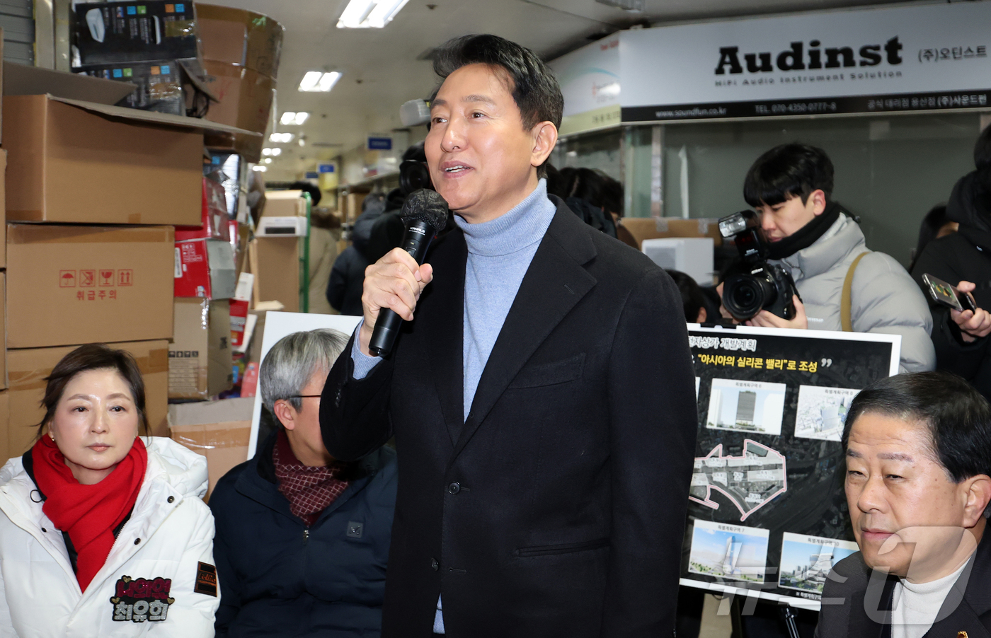 (서울=뉴스1) 김진환 기자 = 오세훈 서울시장이 22일 오전 서울 용산구 용산전자상가 인근 선인상가를 방문해 상가 소유자, 상인 및 지역주민 등과의 간담회에서 발언하고 있다. 2 …