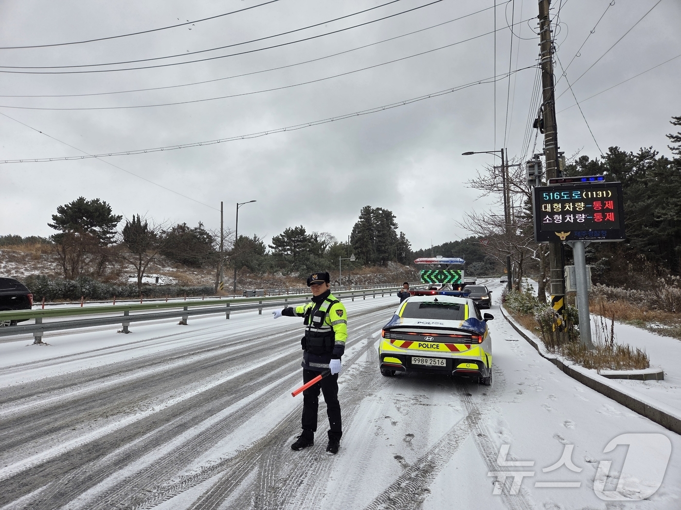 (제주=뉴스1) 홍수영 기자 = 22일 제주도 중산간 이상 지역에 대설주의보가 발효 중인 가운데 제주경찰이 5.16도로 운행을 통제하는 모습.(제주경찰청 제공. 재판매 및 DB 금 …
