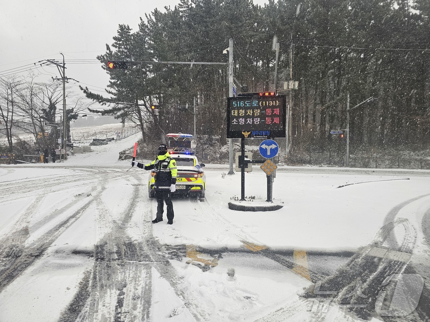 (제주=뉴스1) 홍수영 기자 = 22일 제주도 중산간 이상 지역에 대설주의보가 발효 중인 가운데 제주경찰이 5.16도로 운행을 통제하는 모습.(제주경찰청 제공. 재판매 및 DB 금 …