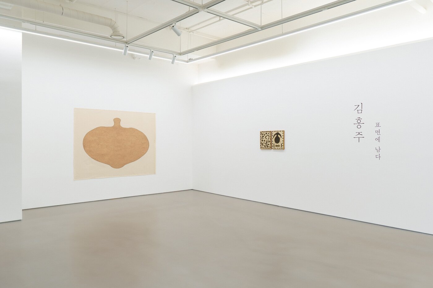 본문 이미지 - '김홍주: 표면에 남다'전 전시 전경_1 ⓒ 이미지 S2A 제공
