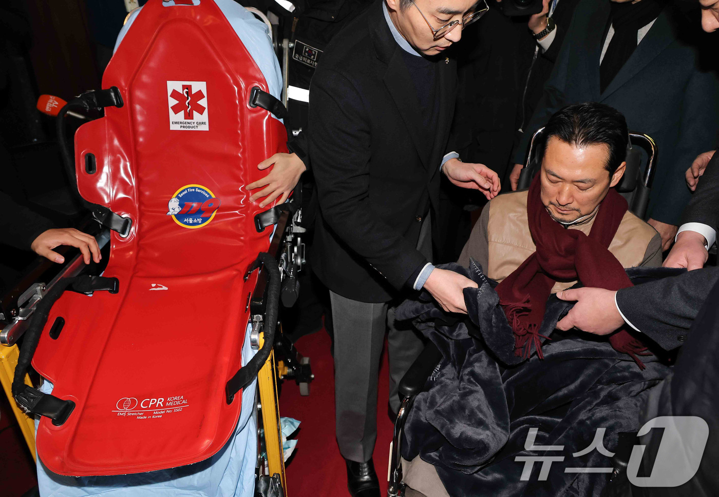 (서울=뉴스1) 국회사진기자단 = 8일 만에 단식 중단을 선언한 장동혁 국민의힘 대표가 22일 서울 여의도 국회에서 병원으로 이송되고 있다. 2026.1.22/뉴스1