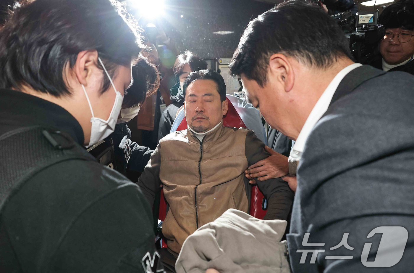 (서울=뉴스1) 국회사진기자단 = 8일 만에 단식 중단을 선언한 장동혁 국민의힘 대표가 22일 서울 여의도 국회에서 병원으로 이송되고 있다. 2026.1.22/뉴스1