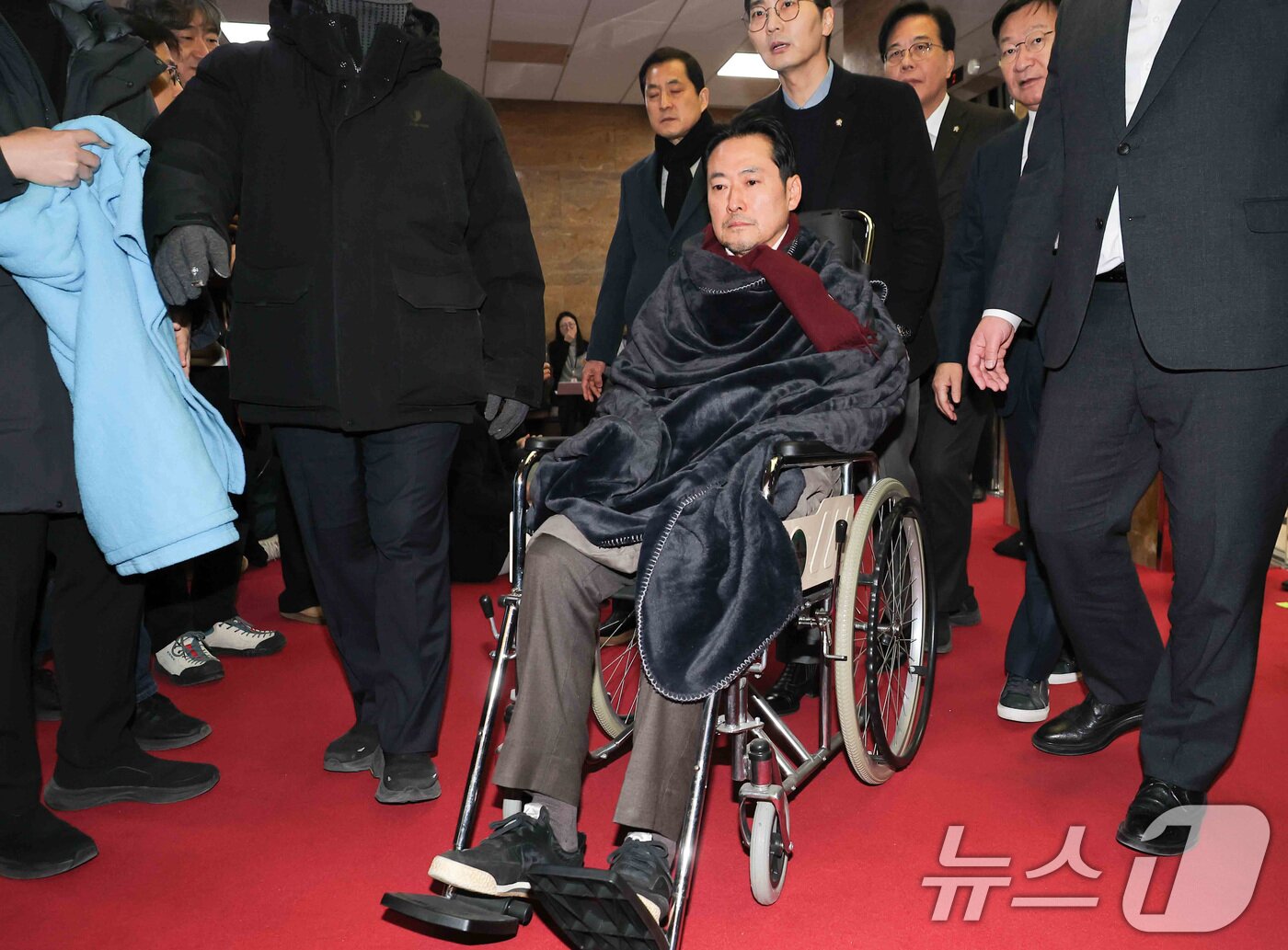 본문 이미지 - 8일 만에 단식 중단을 선언한 장동혁 국민의힘 대표가 22일 서울 여의도 국회에서 병원으로 이송되고 있다. 2026.1.22/뉴스1 ⓒ News1 국회사진기자단