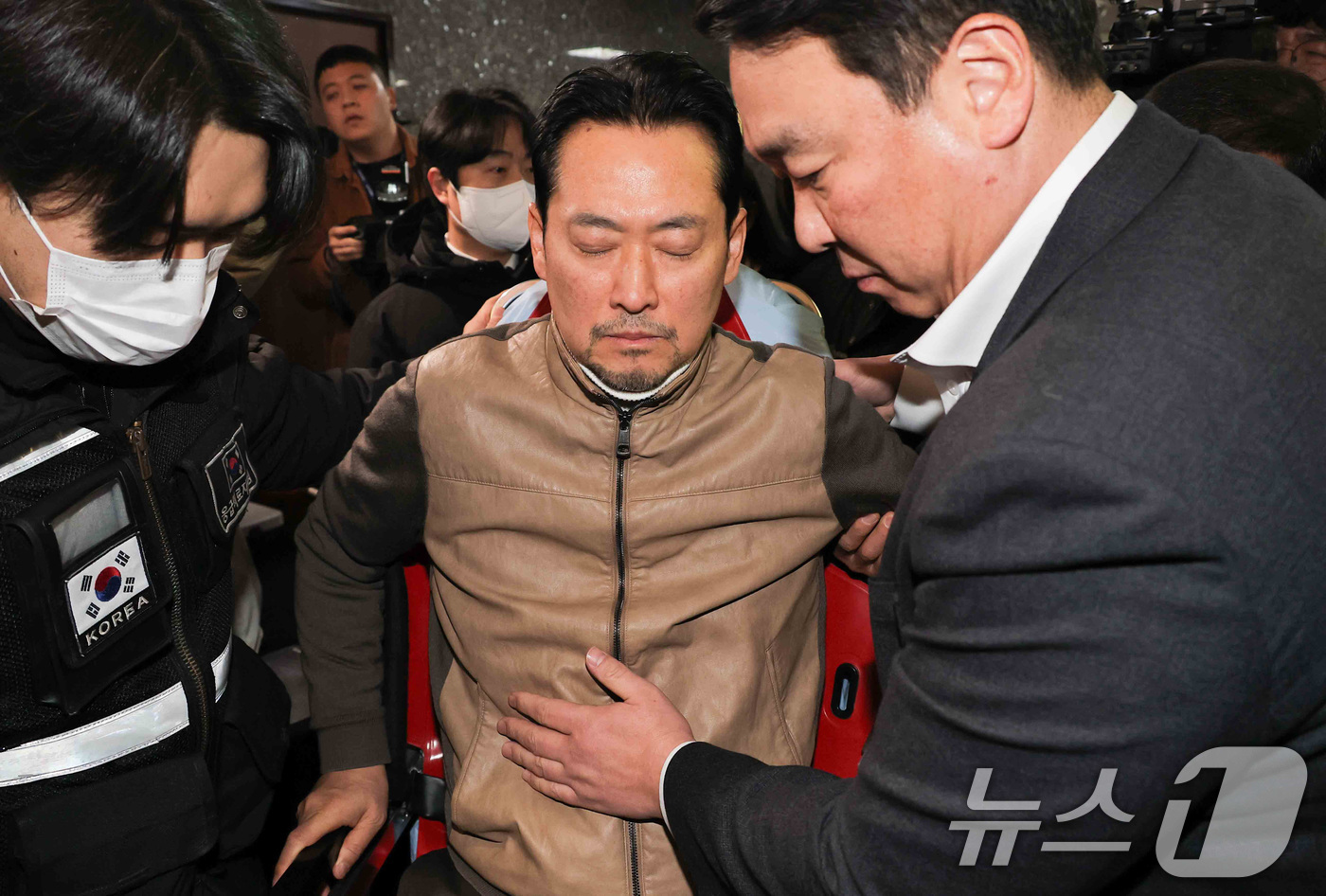 (서울=뉴스1) 국회사진기자단 = 8일 만에 단식 중단을 선언한 장동혁 국민의힘 대표가 22일 서울 여의도 국회에서 병원으로 이송되고 있다. 2026.1.22/뉴스1