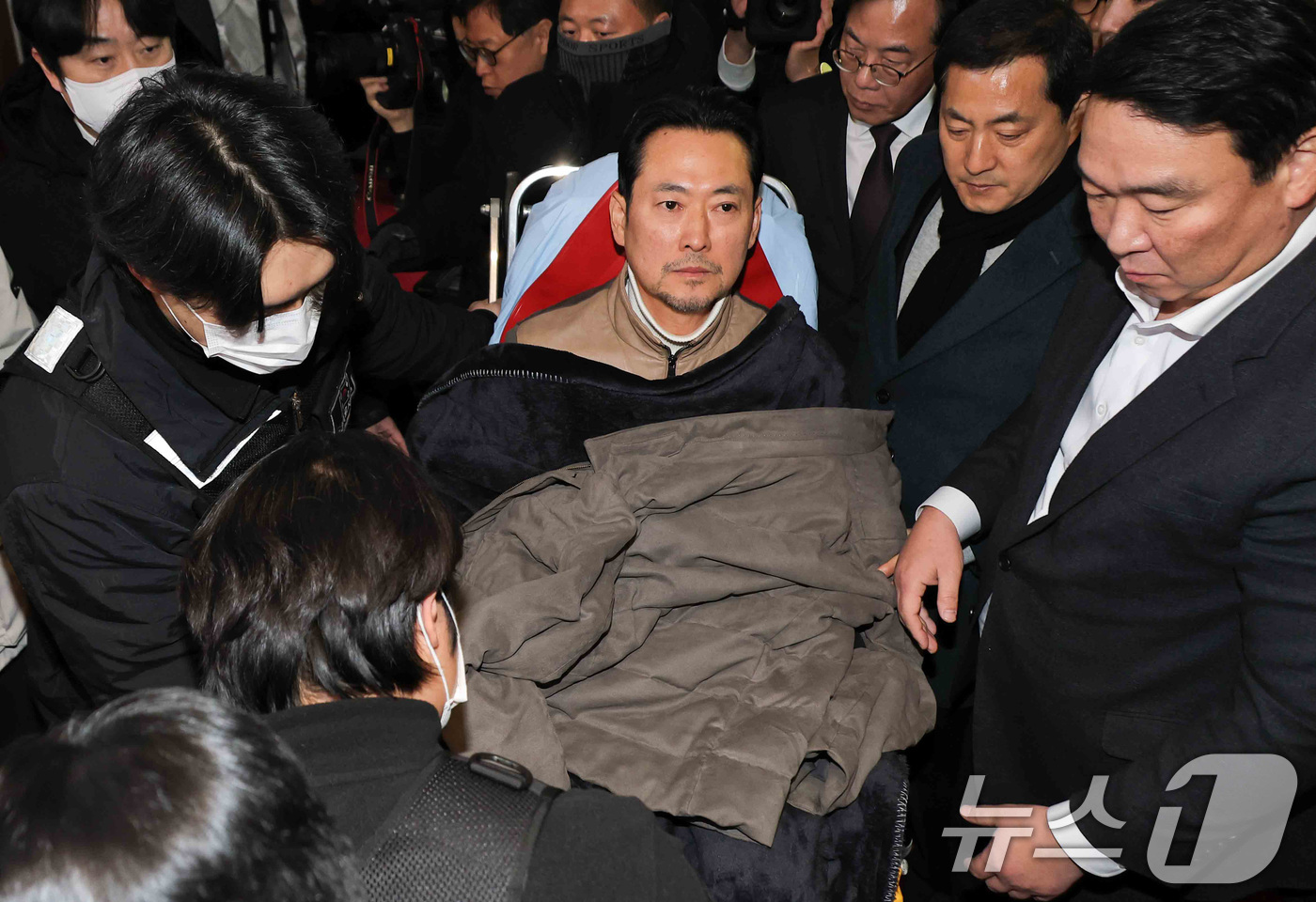 (서울=뉴스1) 국회사진기자단 = 8일 만에 단식 중단을 선언한 장동혁 국민의힘 대표가 22일 서울 여의도 국회에서 병원으로 이송되고 있다. 2026.1.22/뉴스1