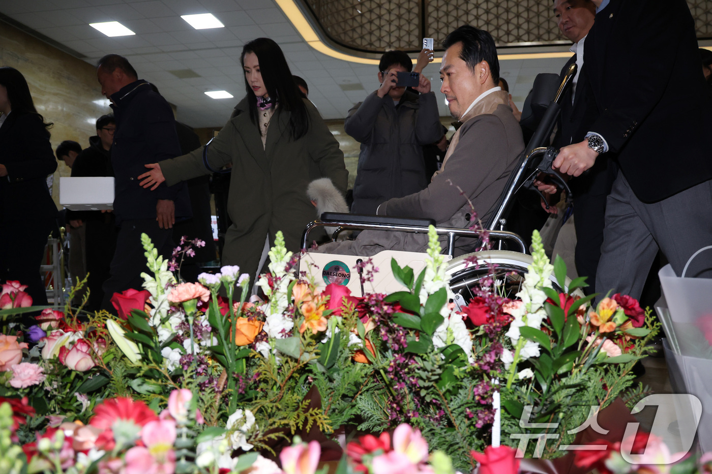 (서울=뉴스1) 국회사진기자단 = 8일 만에 단식 중단을 선언한 장동혁 국민의힘 대표가 22일 서울 여의도 국회에서 병원으로 이송되고 있다. 2026.1.22/뉴스1