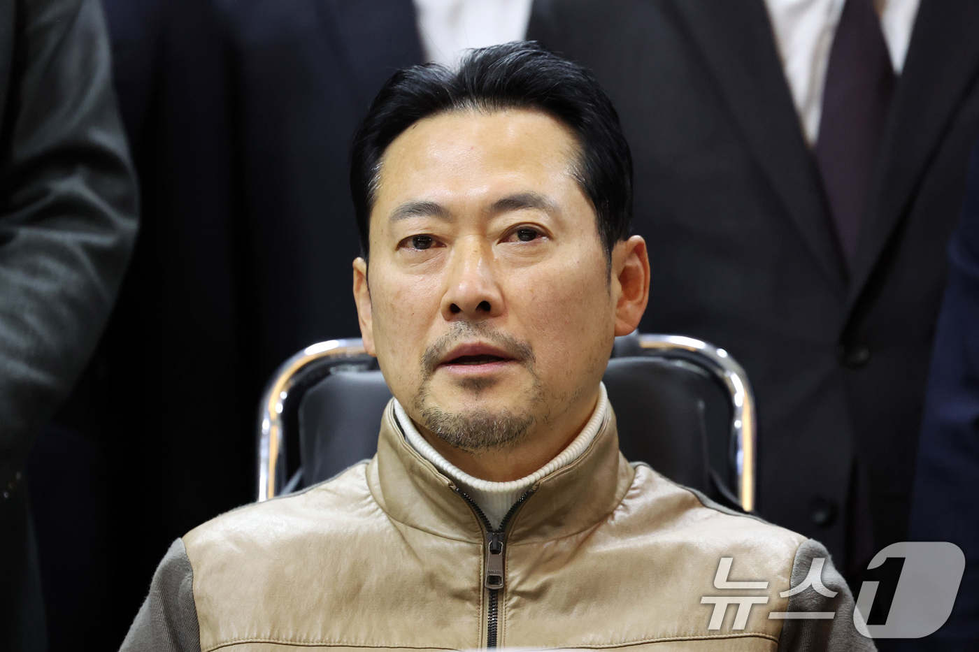 (서울=뉴스1) 국회사진기자단 = 8일 만에 단식 중단을 선언한 장동혁 국민의힘 대표가 22일 서울 여의도 국회에서 병원으로 이송되고 있다. 2026.1.22/뉴스1