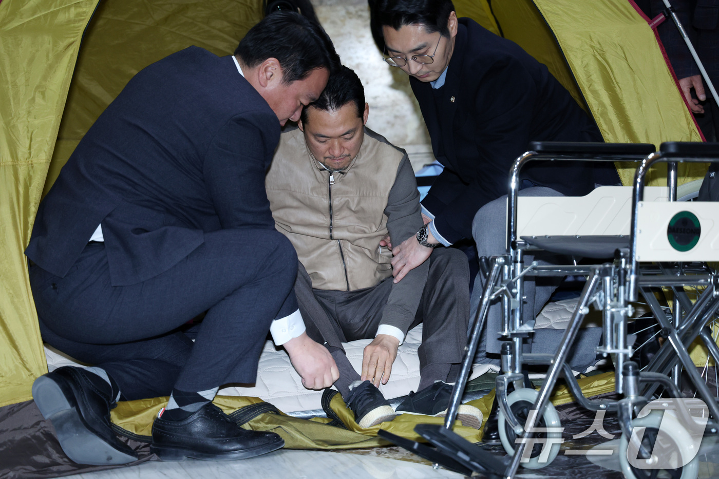 (서울=뉴스1) 국회사진기자단 = 8일 만에 단식 중단을 선언한 장동혁 국민의힘 대표가 22일 서울 여의도 국회에서 병원으로 이송되고 있다. 2026.1.22/뉴스1