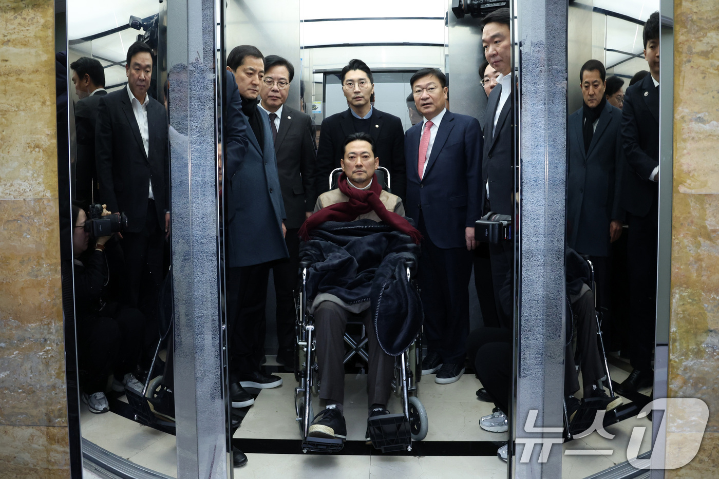 (서울=뉴스1) 국회사진기자단 = 8일 만에 단식 중단을 선언한 장동혁 국민의힘 대표가 22일 서울 여의도 국회에서 병원으로 이송되고 있다. 2026.1.22/뉴스1