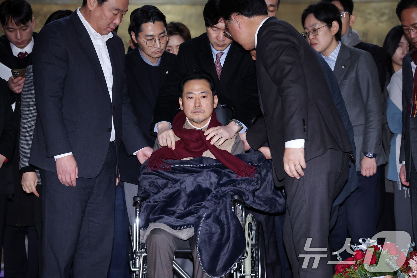 (서울=뉴스1) 국회사진기자단 = 8일 만에 단식 중단을 선언한 장동혁 국민의힘 대표가 22일 서울 여의도 국회에서 병원으로 이송되고 있다. 2026.1.22/뉴스1