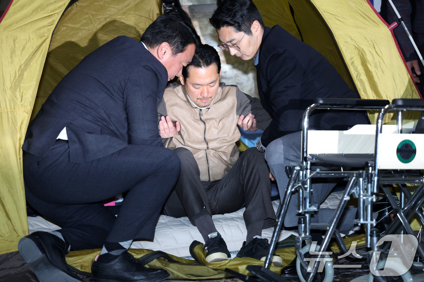 (서울=뉴스1) 국회사진기자단 = 8일 만에 단식 중단을 선언한 장동혁 국민의힘 대표가 22일 서울 여의도 국회에서 병원으로 이송되고 있다. 2026.1.22/뉴스1