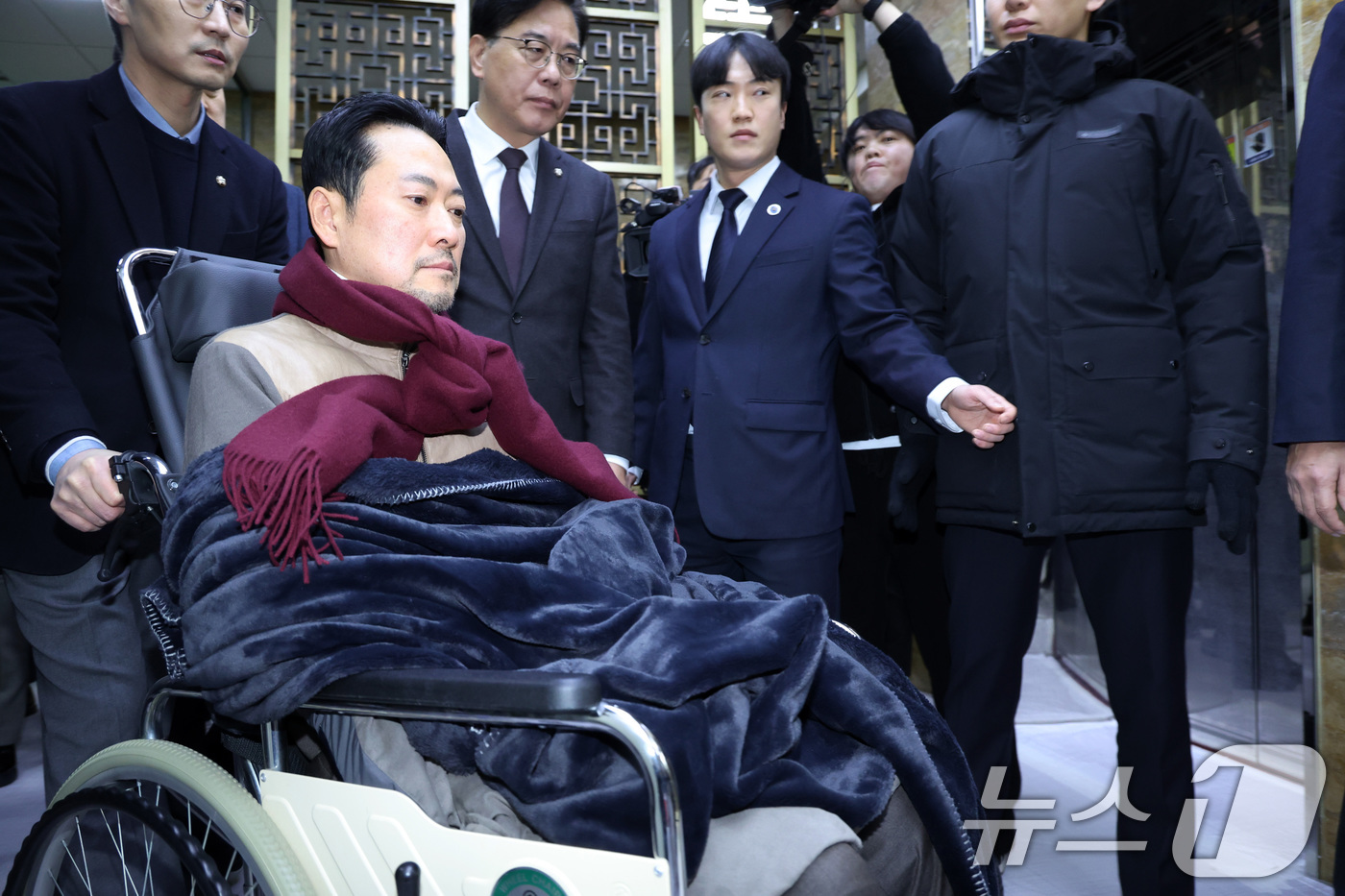 (서울=뉴스1) 국회사진기자단 = 8일 만에 단식 중단을 선언한 장동혁 국민의힘 대표가 22일 서울 여의도 국회에서 병원으로 이송되고 있다. 2026.1.22/뉴스1