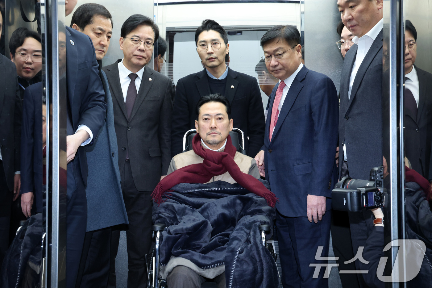 (서울=뉴스1) 국회사진기자단 = 8일 만에 단식 중단을 선언한 장동혁 국민의힘 대표가 22일 서울 여의도 국회에서 병원으로 이송되고 있다. 2026.1.22/뉴스1