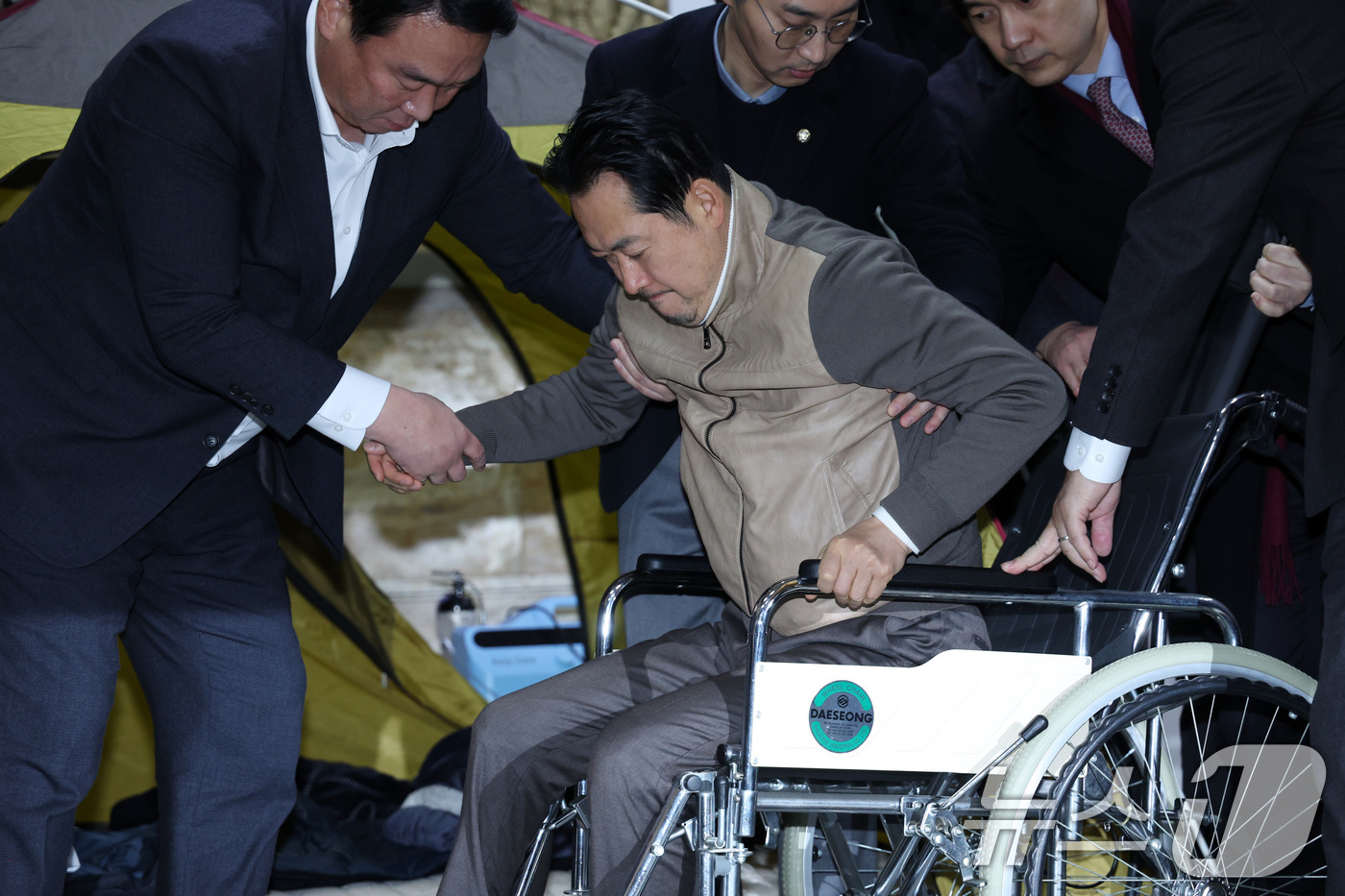 (서울=뉴스1) 국회사진기자단 = 8일 만에 단식 중단을 선언한 장동혁 국민의힘 대표가 22일 서울 여의도 국회에서 병원으로 이송되고 있다. 2026.1.22/뉴스1