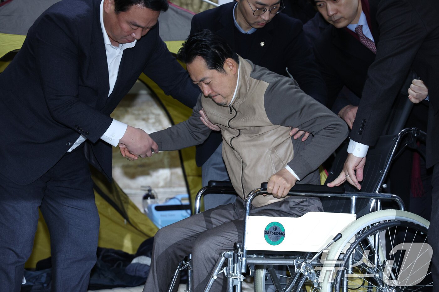 본문 이미지 - 8일 만에 단식 중단을 선언한 장동혁 국민의힘 대표가 22일 서울 여의도 국회에서 병원으로 이송되고 있다. 2026.1.22/뉴스1 ⓒ News1 국회사진기자단