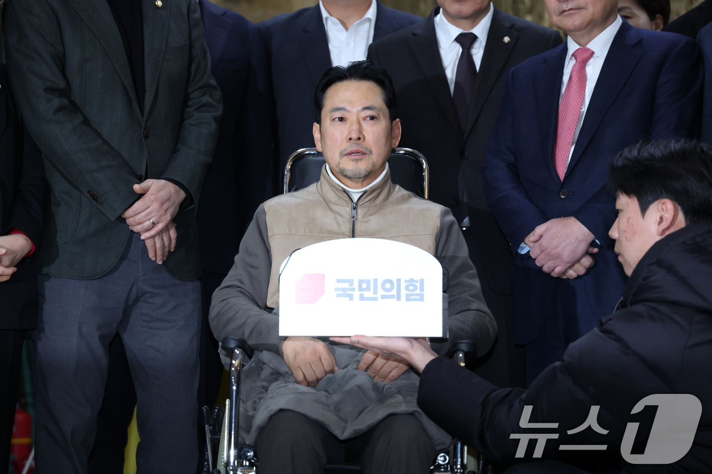 (서울=뉴스1) 국회사진기자단 = 8일 만에 단식 중단을 선언한 장동혁 국민의힘 대표가 22일 서울 여의도 국회에서 병원으로 이송되기 전 입장을 밝히고 있다. 2026.1.22/뉴 …