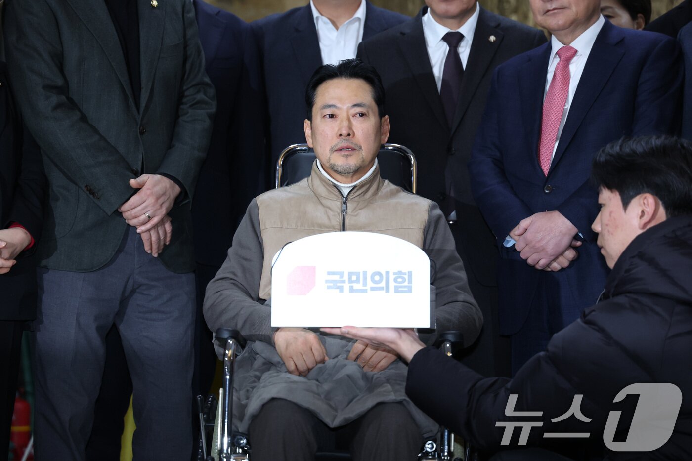 본문 이미지 - 8일 만에 단식 중단을 선언한 장동혁 국민의힘 대표가 22일 서울 여의도 국회에서 병원으로 이송되기 전 입장을 밝히고 있다. 2026.1.22/뉴스1 ⓒ News1 국회사진기자단