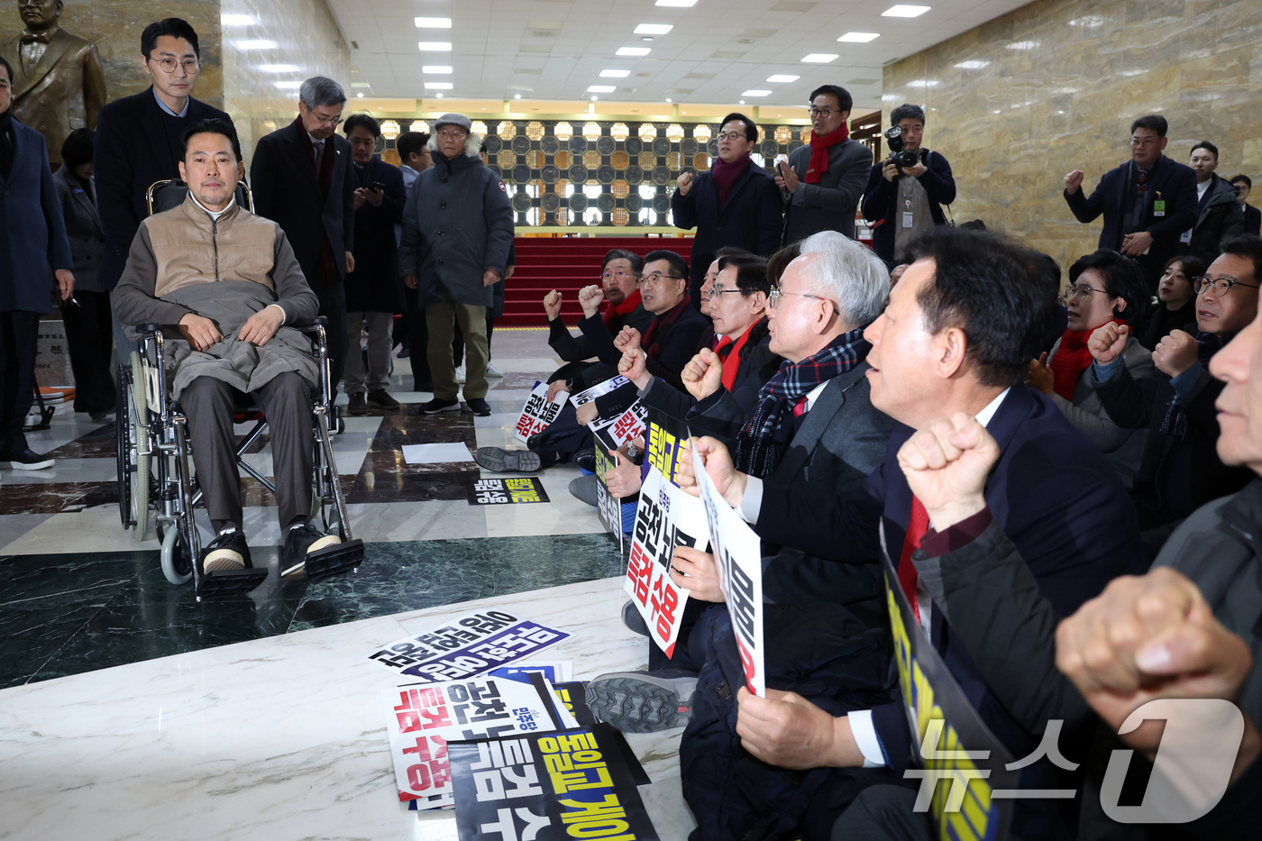 (서울=뉴스1) 국회사진기자단 = 8일 만에 단식 중단을 선언한 장동혁 국민의힘 대표가 22일 서울 여의도 국회에서 병원으로 이송되고 있다. 2026.1.22/뉴스1