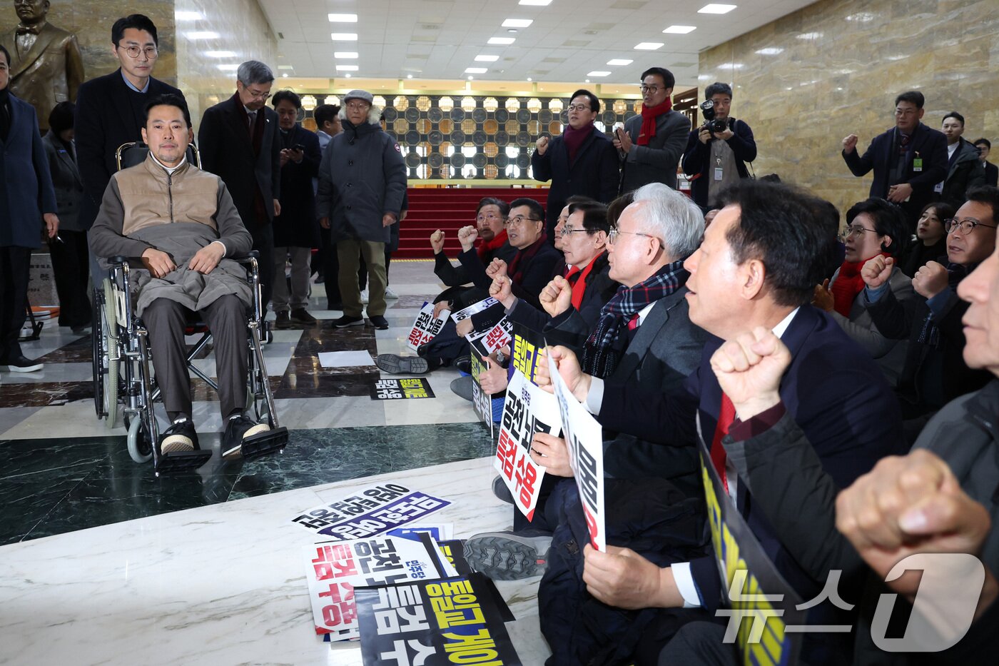 본문 이미지 - 8일 만에 단식 중단을 선언한 장동혁 국민의힘 대표가 22일 서울 여의도 국회에서 병원으로 이송되고 있다. 2026.1.22/뉴스1 ⓒ News1 국회사진기자단