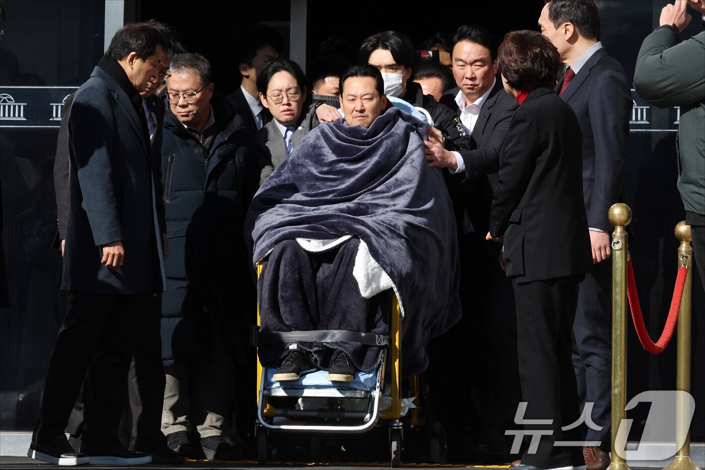 본문 이미지 - '통일교·공천헌금' 쌍특검법 수용을 촉구하며 단식을 시작한 장동혁 국민의힘 대표가 22일 서울 여의도 국회에서 단식 8일 만에 박근혜 전 대통령의 단식 중단 권고를 받아들여 병원으로 이송되고 있다. 2026.1.22/뉴스1 ⓒ News1 국회사진기자단